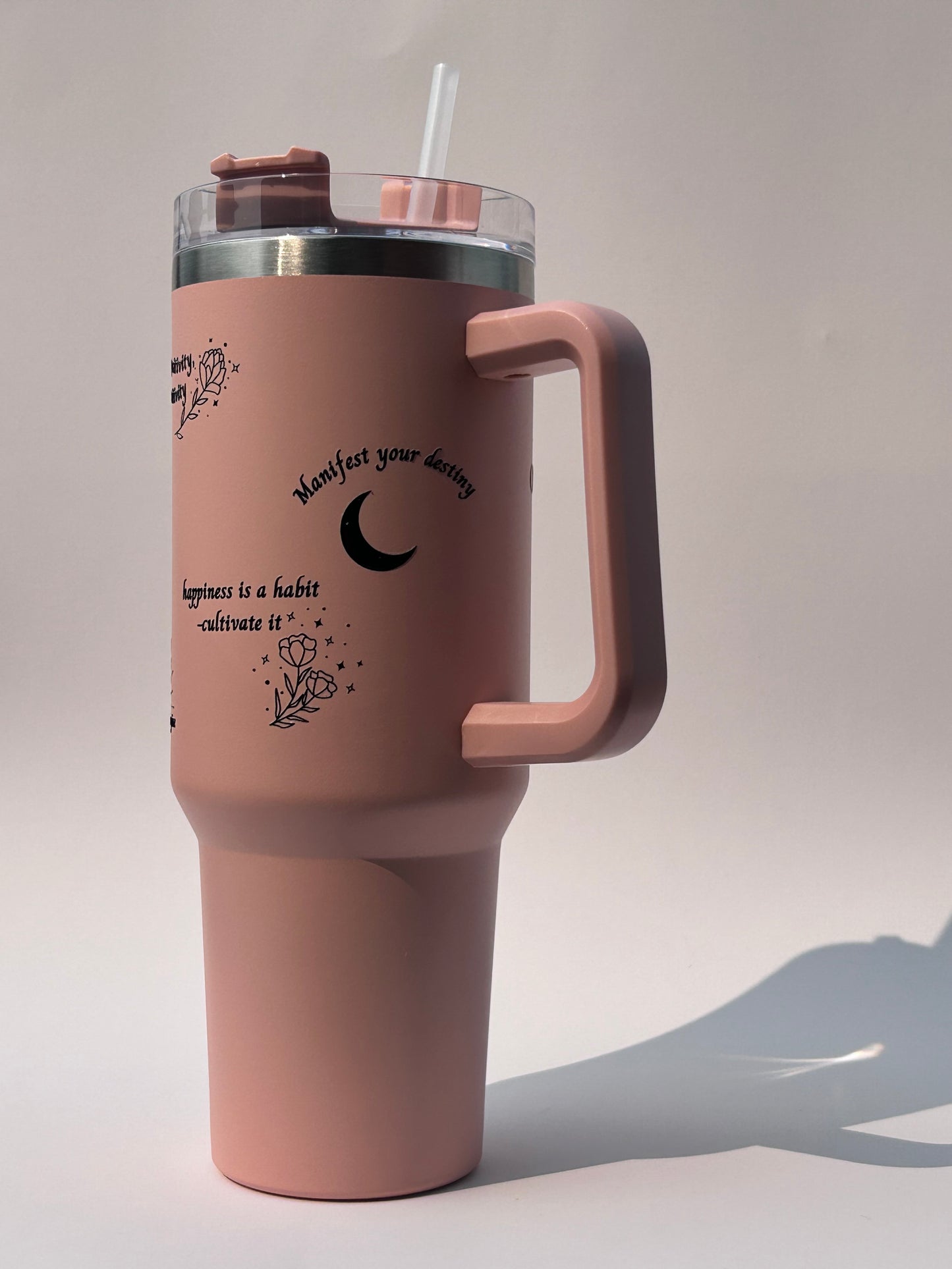Tumbler isotherme rosée avec couvercle et paille (40 oz) - Trust the process 💫