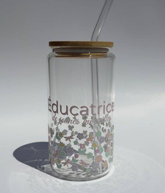 Tumbler en verre avec couvercle et paille (16 oz) - Éducatrice pastel 💛