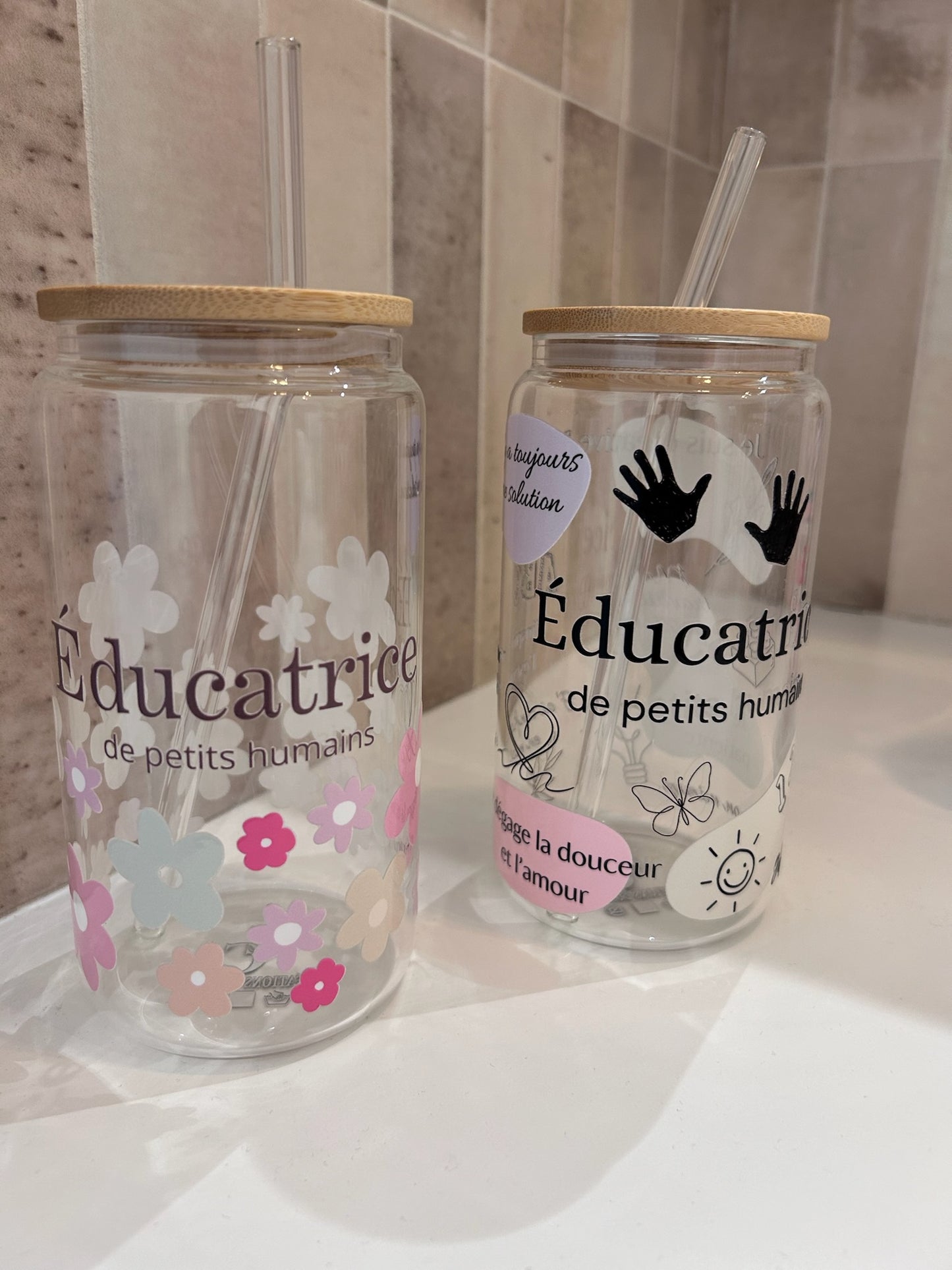 Tumbler en verre avec couvercle et paille (16 oz) - Éducatrice de petits humains 👩🏫