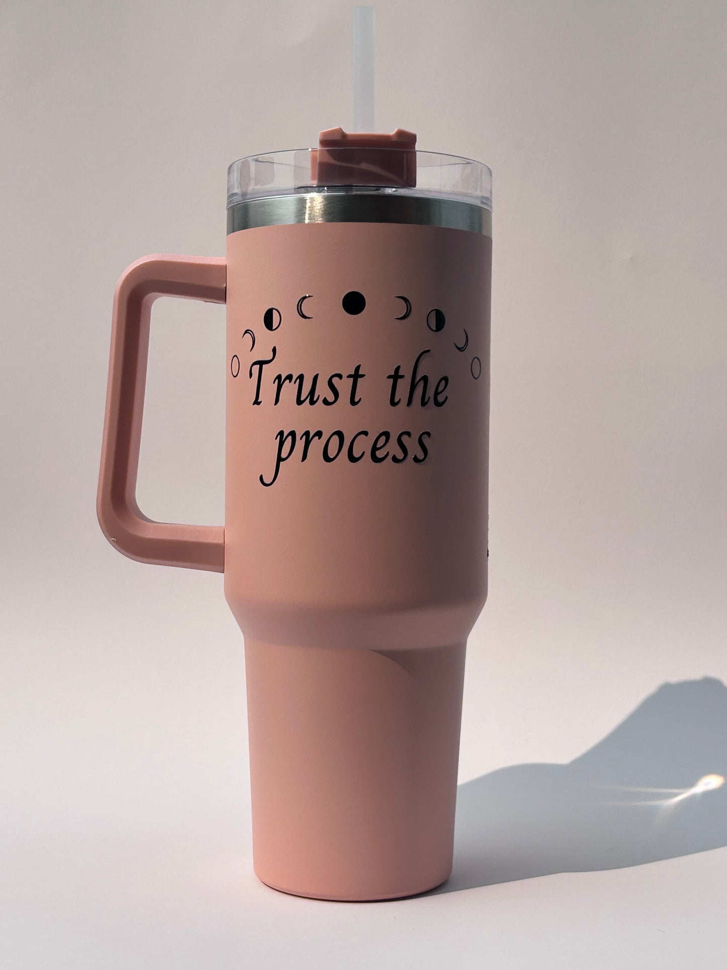 Tumbler isotherme rosée avec couvercle et paille (40 oz) - Trust the process 💫