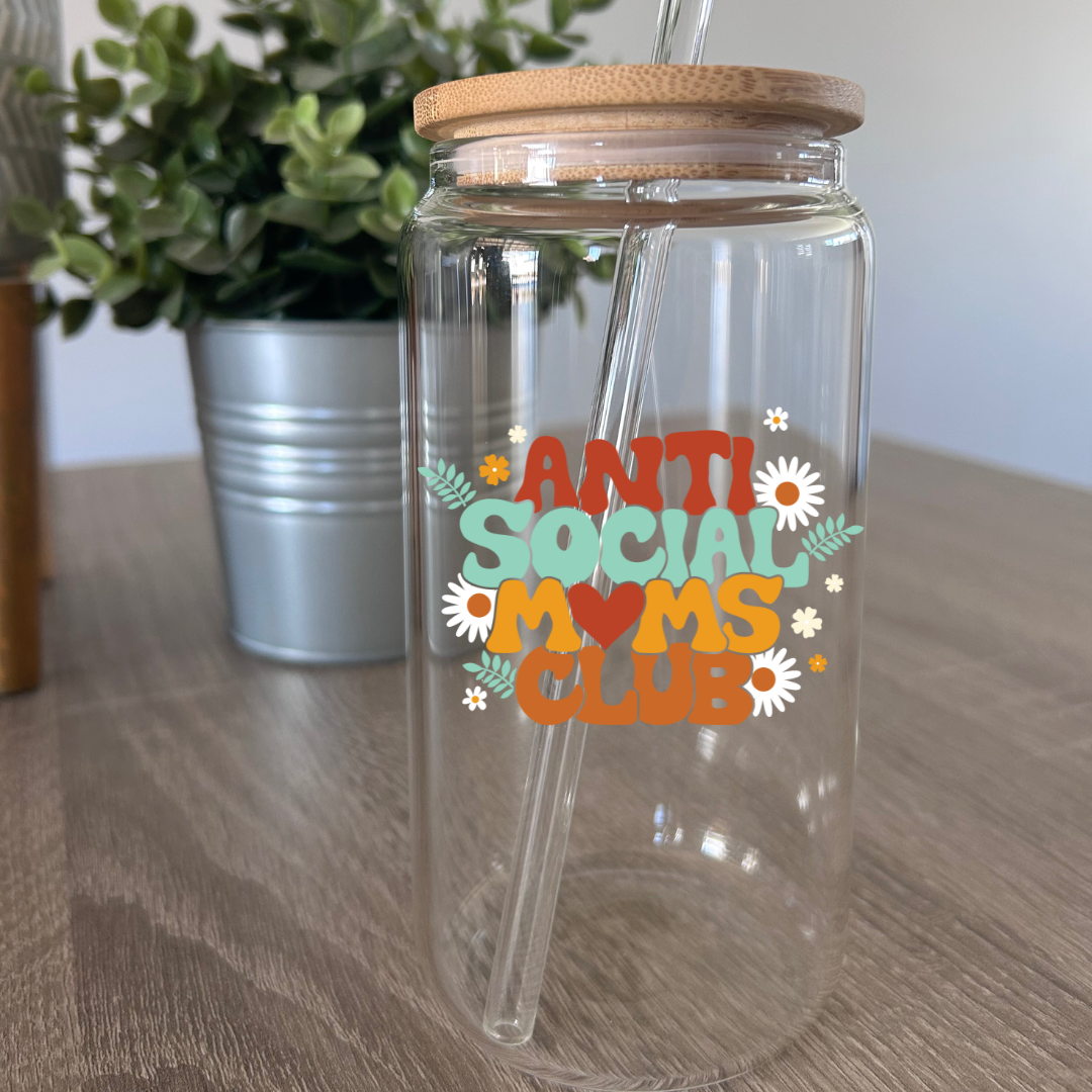 Tumbler en verre avec couvercle et paille (16 oz) - Anti social moms club 🙅‍♀️