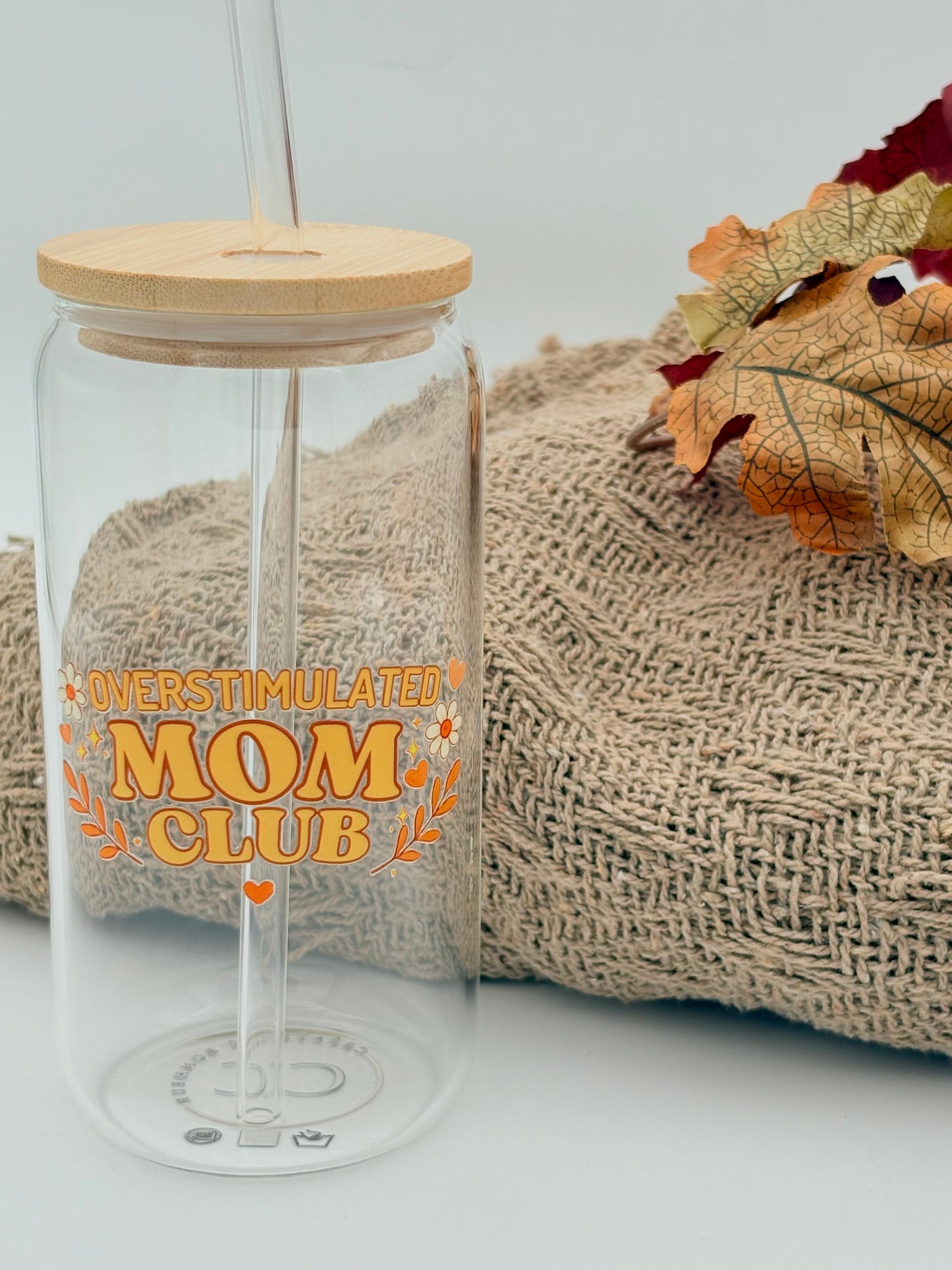 Tumbler en verre avec couvercle et paille (16 oz) - Overstimulated mom club 🙃🍂🫠