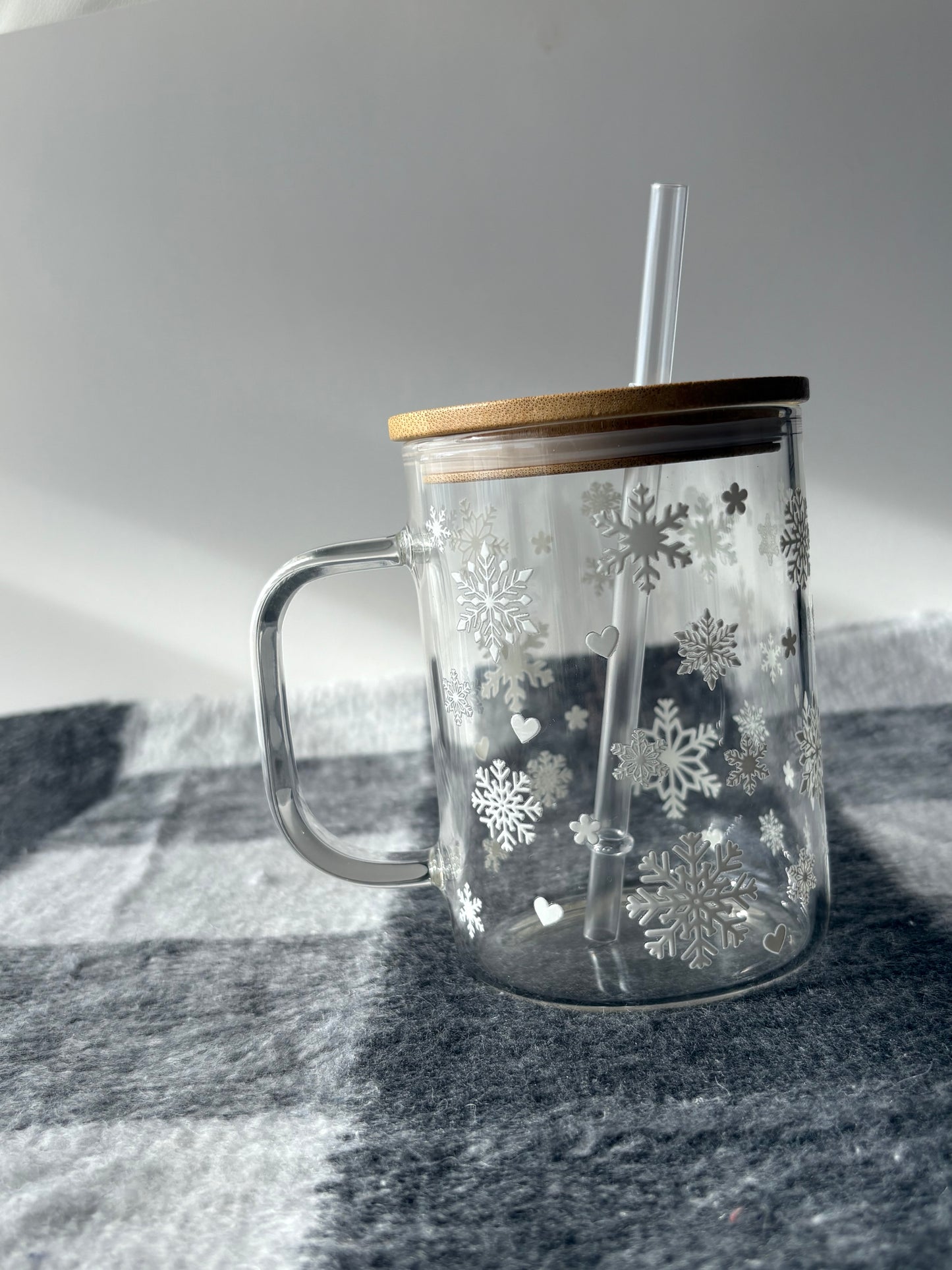 Tasse en verre avec couvercle et paille (17 oz) - Flocons