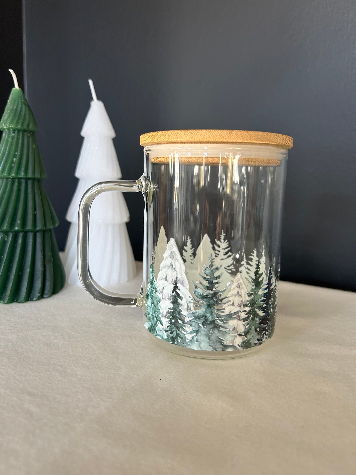 Tasse en verre avec couvercle et paille (17oz) - Forêt de sapins🌲