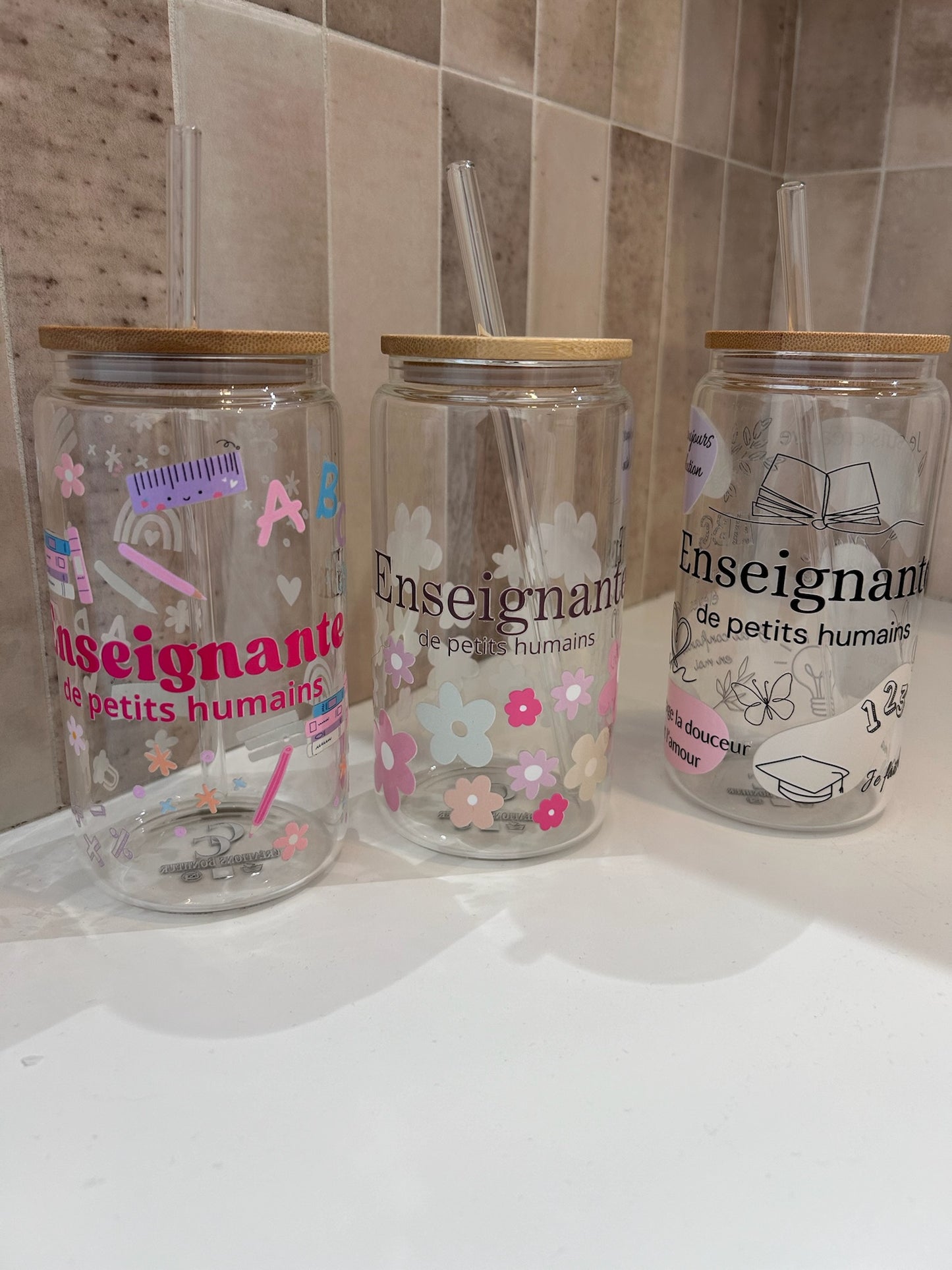 Tumbler en verre avec couvercle et paille (16 oz) - Enseignante de petits humains V2 📓